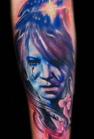 Stil ilustracije boje ruke u obliku čudnog uzorka tetovaže portreta djevojke