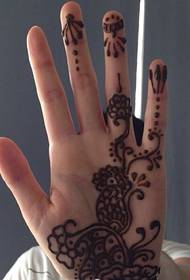 Cocog pikeun awéwé di palem tangan tihang Henna tato