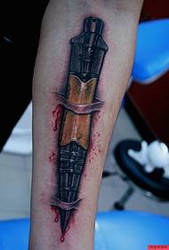 un tatuaggio a pugnale magro molto realistico
