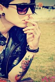 Punk froulike model hân rose tatoeage foto
