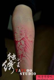 Meitenes rokas skaistu krāsainu magones tetovējuma modelis