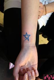 Blå stjärna handled tatuering bild