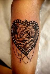 Speciosus forma imago amoris rosa tattoos modum brachium eius