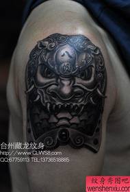 Padrão de tatuagem de armadura de cabeça de leão legal braço masculino