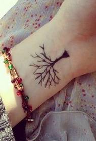 Modello di tatuaggio dell'albero da polso raccomandato dal negozio di tatuaggi di Wuhan