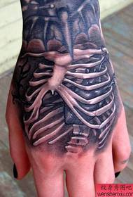 ένα εξατομικευμένο τατουάζ σκελετού στο πίσω μέρος του χεριού
