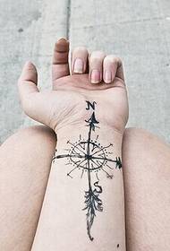 Nainen ranne, kaunis kompassi malli tatuointi kuva