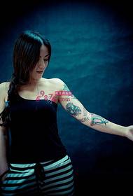 Pequeña belleza personalidad flor brazo tatuaje foto