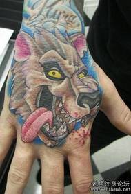 Padrão de tatuagem de cabeça de lobo dos desenhos animados europeus e americanos de mão