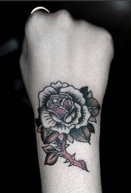 Slika zenskog zgloba predivna ruža tetovaža uzorka