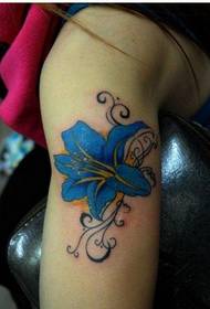 Татуировка с изображением цветка лилии