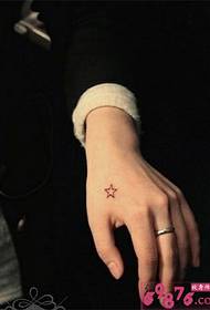 Cute Star Tattoo Bild op der Réck vun der Hand
