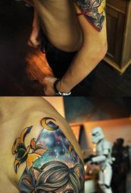 Immagine creativa del tatuaggio del braccio del fiore femminile del gatto della stella