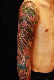 Krāsainas ziedu rokas tetovējuma modeļa attēls