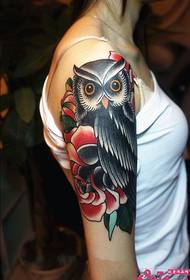 Setšoantšo sa tattoo ea letsoho la Owl lipalesa