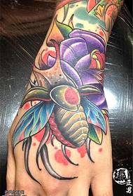 Modeli tatuazh i insekteve me ngjyra të pasme