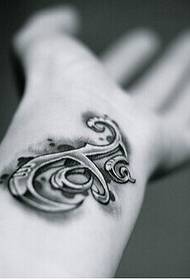 Rankų darbo gražus klasikinio modelio tatuiruotės paveikslėlis