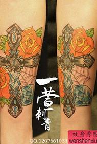 Raffinato motivo a tatuaggio a croce con braccio da ragazza