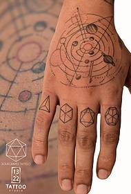 Na hrbtni strani roke je grafična kozmetična zvezda s geometrijskim slogom