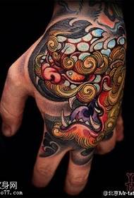 Disegno del tatuaggio del leone sul dorso della mano