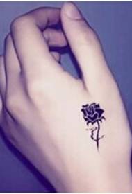 हात सुंदर ताजे गुलाब टॅटू चित्र