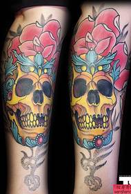 Një punë tatuazhesh me një tatuazh me lule krijuese në dorë