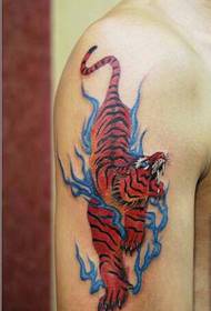 Foto de patrón de tatuaje de tigre de montaña dominante de brazo grande masculino de moda