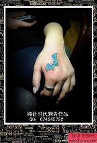 Modello di tatuaggio a pipistrello colorato a mano per bambine