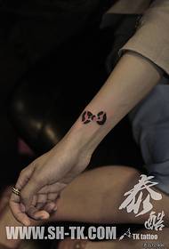Modello di tatuaggio arco prugna fiore a mano
