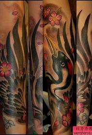 një punë krijuese tatuazh Phoenix në dorë
