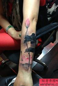 Mergaitės rankos populiarus gražus rašalo lotoso tatuiruotės modelis