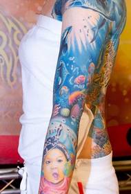 Imagem de tatuagem de criança muito bonito no braço da flor