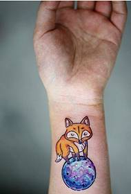 Ang magagandang pulso ng babae ay naghahanap ng makulay na larawan ng starry fox tattoo
