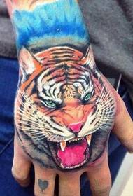 Patrón de tatuaje de cabeza de tigre coloreado a mano