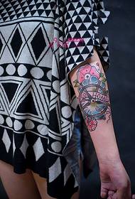 Krāsu stūres ziedu plaukstas locītavas tetovējuma attēli