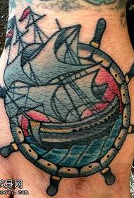 手彩色的帆船紋身圖案