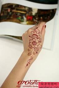 Kvindelig hånd tilbage populære pop totem blomster tatovering mønster