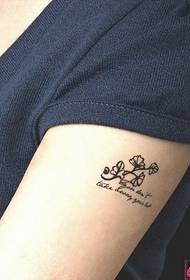 큰 팔 아름다운 아름다운 나팔꽃 문신 문신 사진