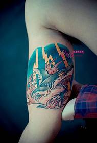 Photos de tatouage de requin-bras et d'oeil triangle de personnalité
