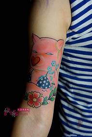 Gambar lengan tato gadis babi merah muda yang lucu