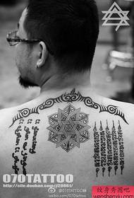 Ang usa ka pattern nga tattoo sa Sanskrit sa likod nga gipaambit sa show sa tattoo