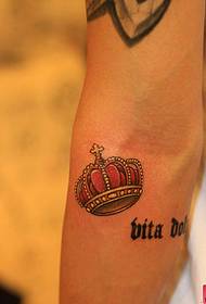 A imagem do programa de tatuagem recomendou um padrão de tatuagem de letra de coroa de braço