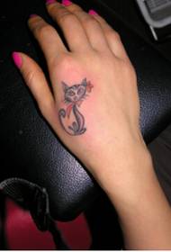 Hermosa foto de imagen de tatuaje de gato solo a mano