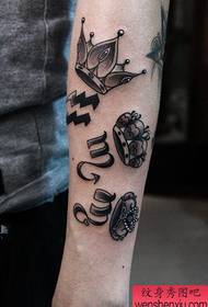 Braccio pop classico modello di tatuaggio corona grigio nero
