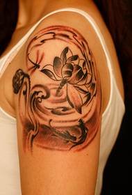 Muodikas naispuolinen iso käsivarsi hieno näköinen muste lotus tatuointi kuva