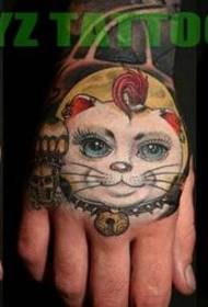 Ručno privlačenje mačka tetovaža