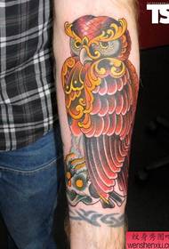 ການເຮັດວຽກ tattoo owl ສ້າງສັນຢູ່ໃນມື