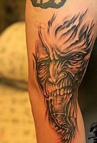 Tattoo-patroan fan earm spoek