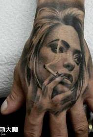 Rankomis rūkančios moters tatuiruotės modelis