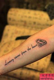 ຮູບແບບ tattoo ຈົດ ໝາຍ ຂອງ superman ແຂນ